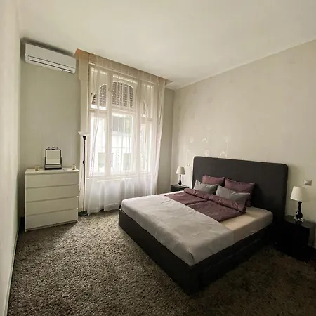 Unique And Spacious In Downtown Budapešť
