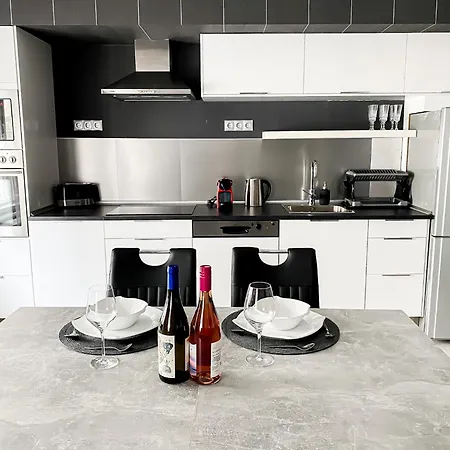 Unique And Spacious In Downtown بودابست